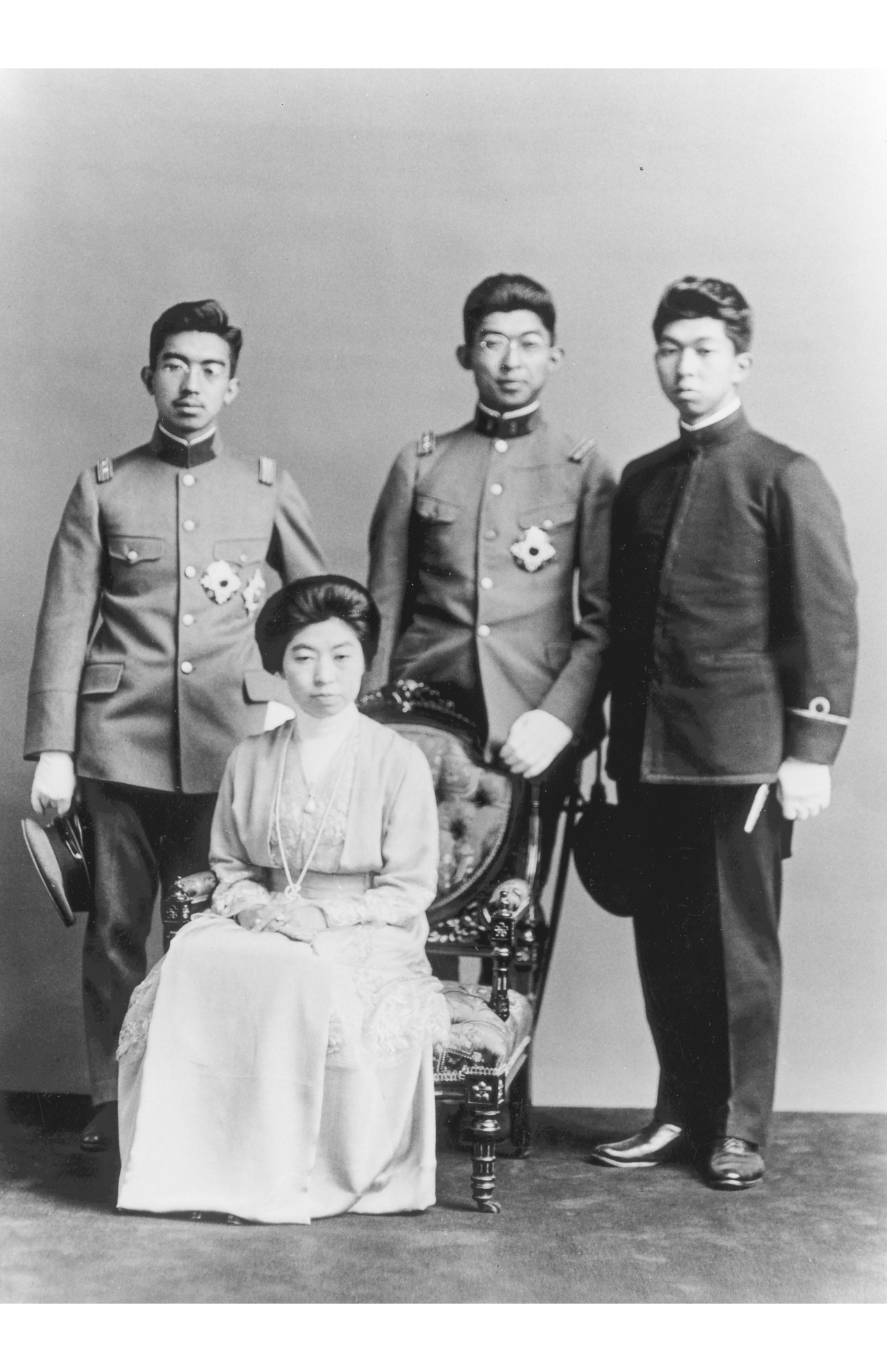 貞明皇后とお子さまたち（後列左から昭和天皇、秩父宮さま、高松宮さま）