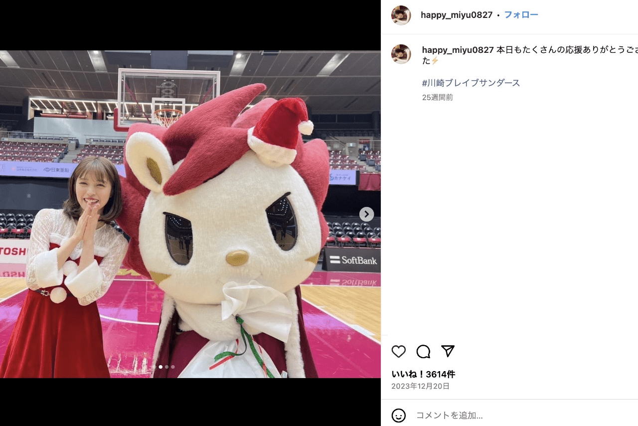 グラビアアイドル・村島未悠のサンタコス（公式インスタグラムより）