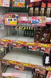 サントリー社のウイスキーだけがなくなっている陳列棚。(4月12日、筆者撮影)