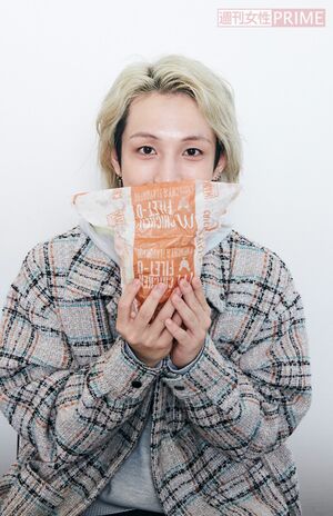 「ビッグマック」食べ方2：ラップを立てて口元を隠す　撮影／山田智絵