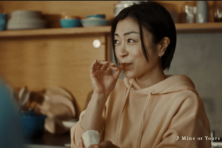 素手でおにぎりを握り、米粒を指ペロする宇多田（「コカ・コーラ」公式YouTubeチャンネルより）