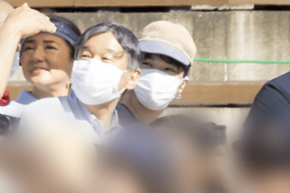 強い日差しの中、大きな鳥が飛び回るバードショーを夢中になってご覧に