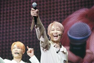 公演中のマイクトラブルを乗り切り、プロらしさを見せた佐野雄大。歌もダンスも初心者だったが、韓国での厳しいレッスンで大きく成長。思わず目頭がジーン （C）LAPONE ENTERTAINMENT