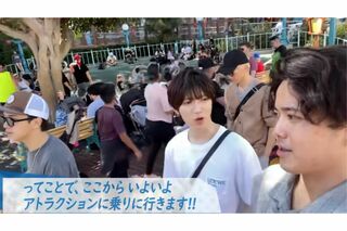 メンバーがはしゃいでいる中、うつむき気味にあるく川島如恵留