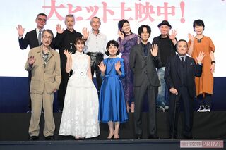 公開翌日に都内で行われた映画の舞台挨拶。広瀬すずや松坂桃李などの豪華共演者らが笑顔を見せた