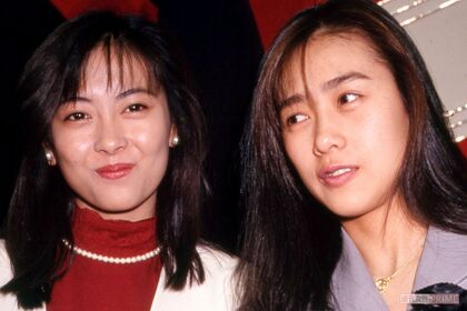 1988年12月　第39回NHK紅白歌合戦出場者発表　工藤静香（右）と中山美穂