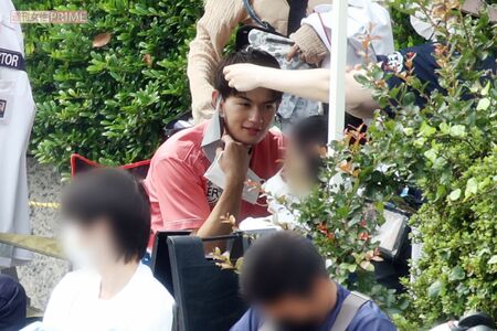 待ち時間で鈴木亮平と談笑していた佐野勇斗。大型車のERカーを運転する姿も見られそう