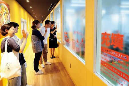 見学通路からはガラス越しにおなじみの商品の製造工程を見ることもできる