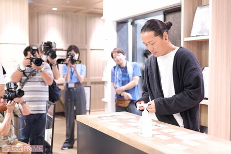 受付も自ら行うキャンドル・ジュン氏