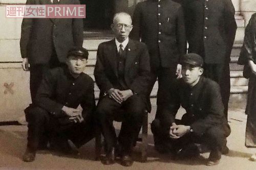 慶應大学哲学科の教授らと校舎前で写した1枚。右端が岩井さん