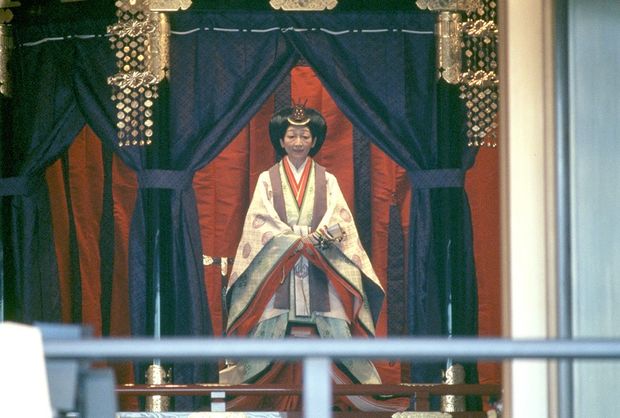 '90年11月の即位礼の儀式で御帳台にのぼられた美智子さま