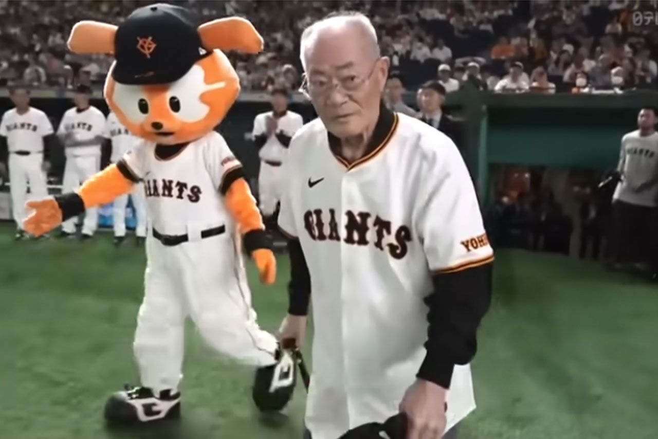 『王貞治デー』のファーストピッチに登場した張本勲（YouTubeより）