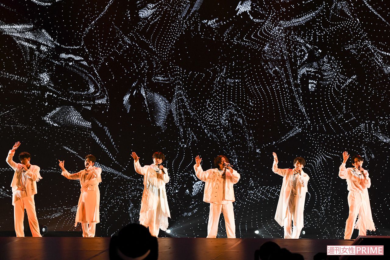 26年の集大成となるステージ『LIVE TOUR V6 groove』にて、白の衣装でステージに立つ6人