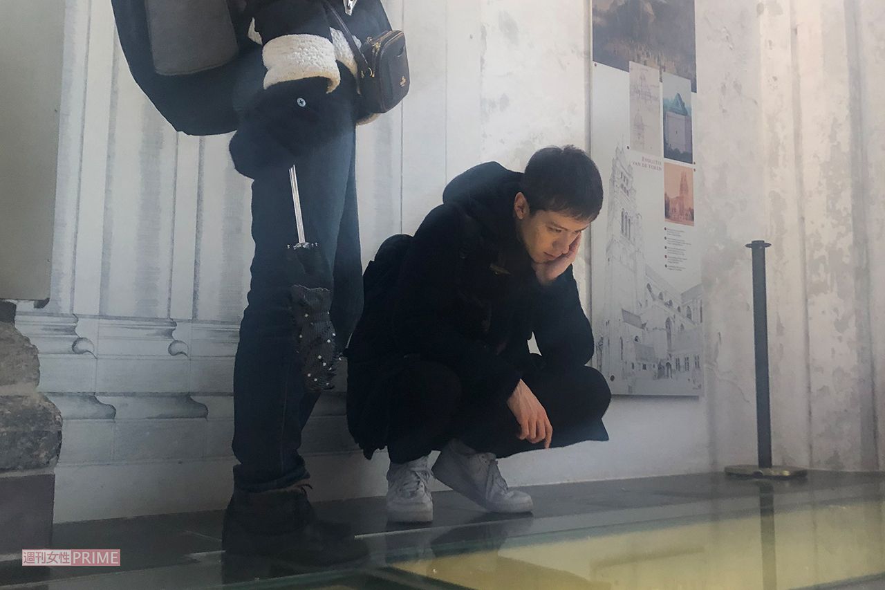 '20年2月、ベルギーの美術館で女性とデートをするウエンツ瑛士