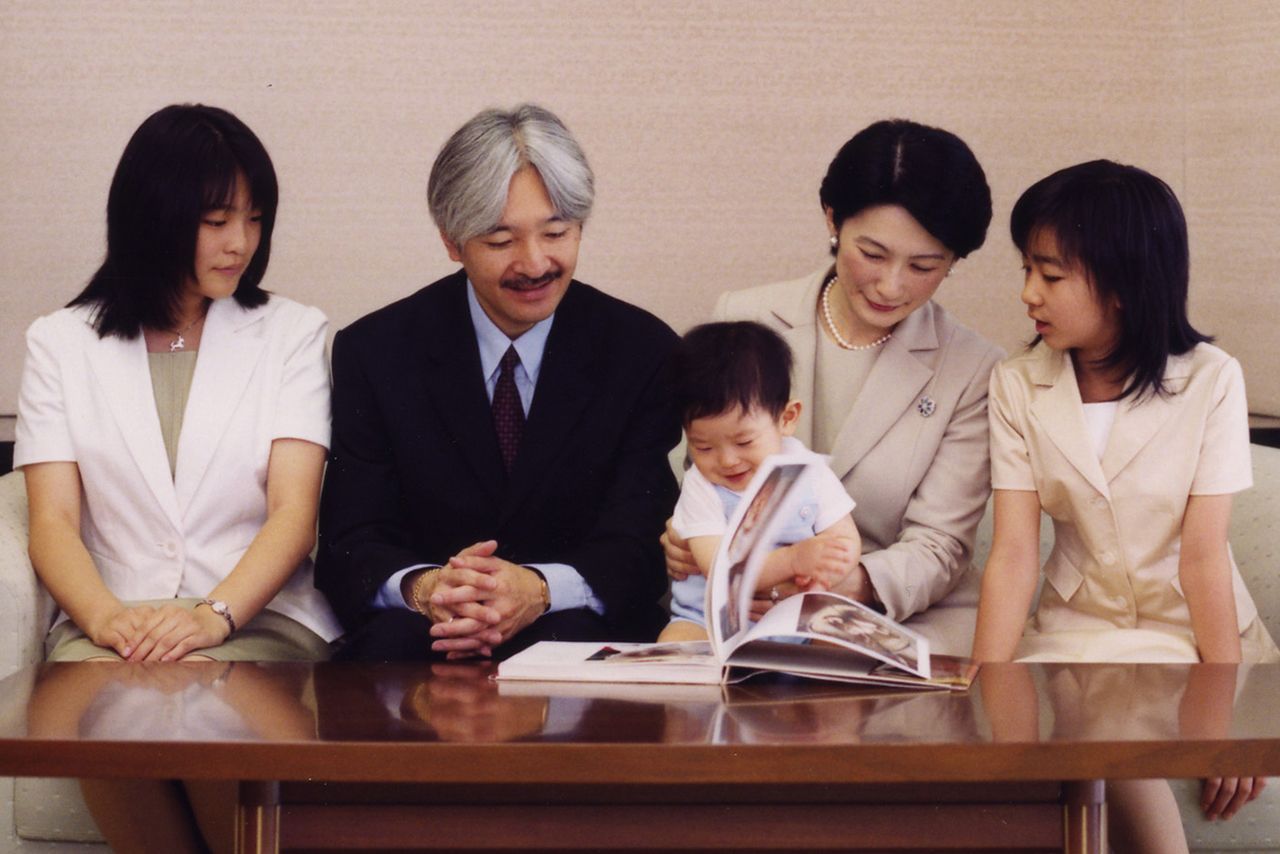 紀子さまは絵本にご関心をお持ちで、3人のお子さまたちが幼いころには東京子ども図書館に一緒に出かけられたことも（2007年9月）（写真提供／宮内庁）