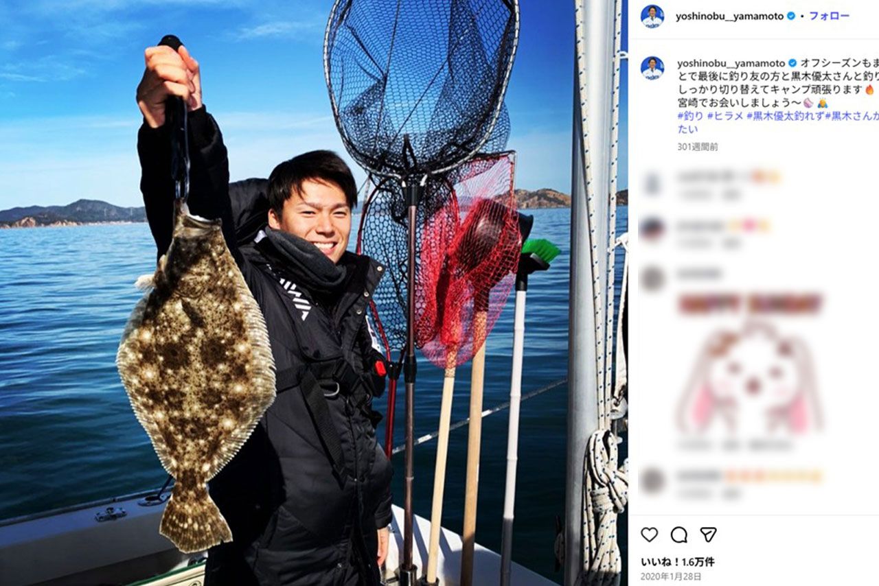 山本由伸の趣味は釣りで、ヒラメを釣り上げて満面の笑み（山本由伸のインスタグラムより）