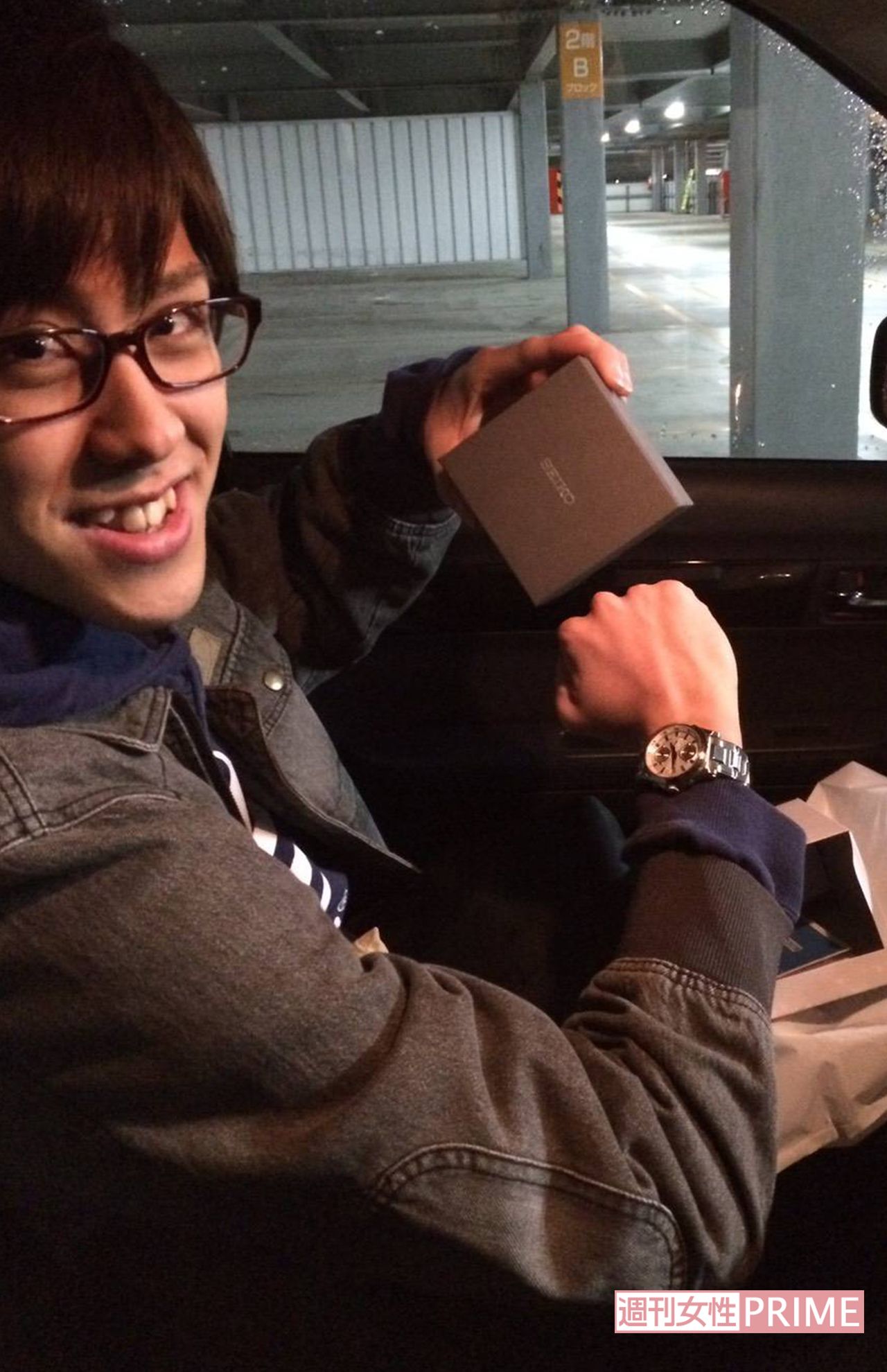 時計を買った際に車で記念撮影をしたときの写真（友人提供）