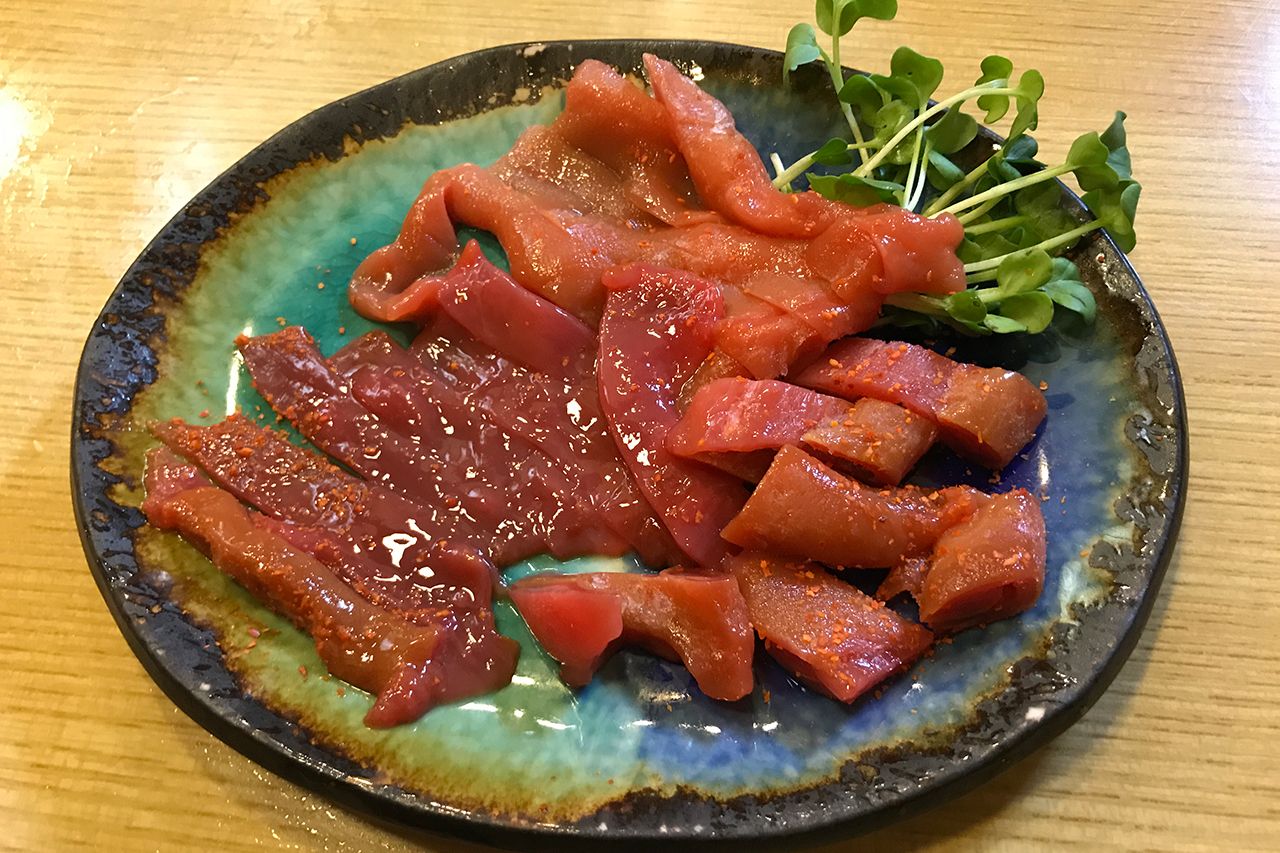 下北半島＆津軽海峡が育む豊富な食材を侮るなかれ。進化する大間フードを味わいつくすべし!　『食事処いそ舟』では、写真のキンコナマコ（時価）や美味＆珍味が味わえる