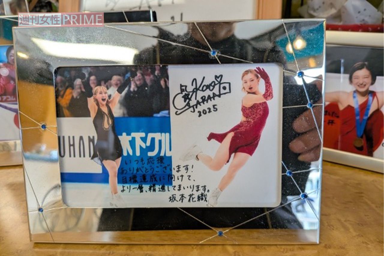 坂本花織直筆のメッセージ付きのポストカードは、'22年から毎年「フォトスタジオ八木」に送られている