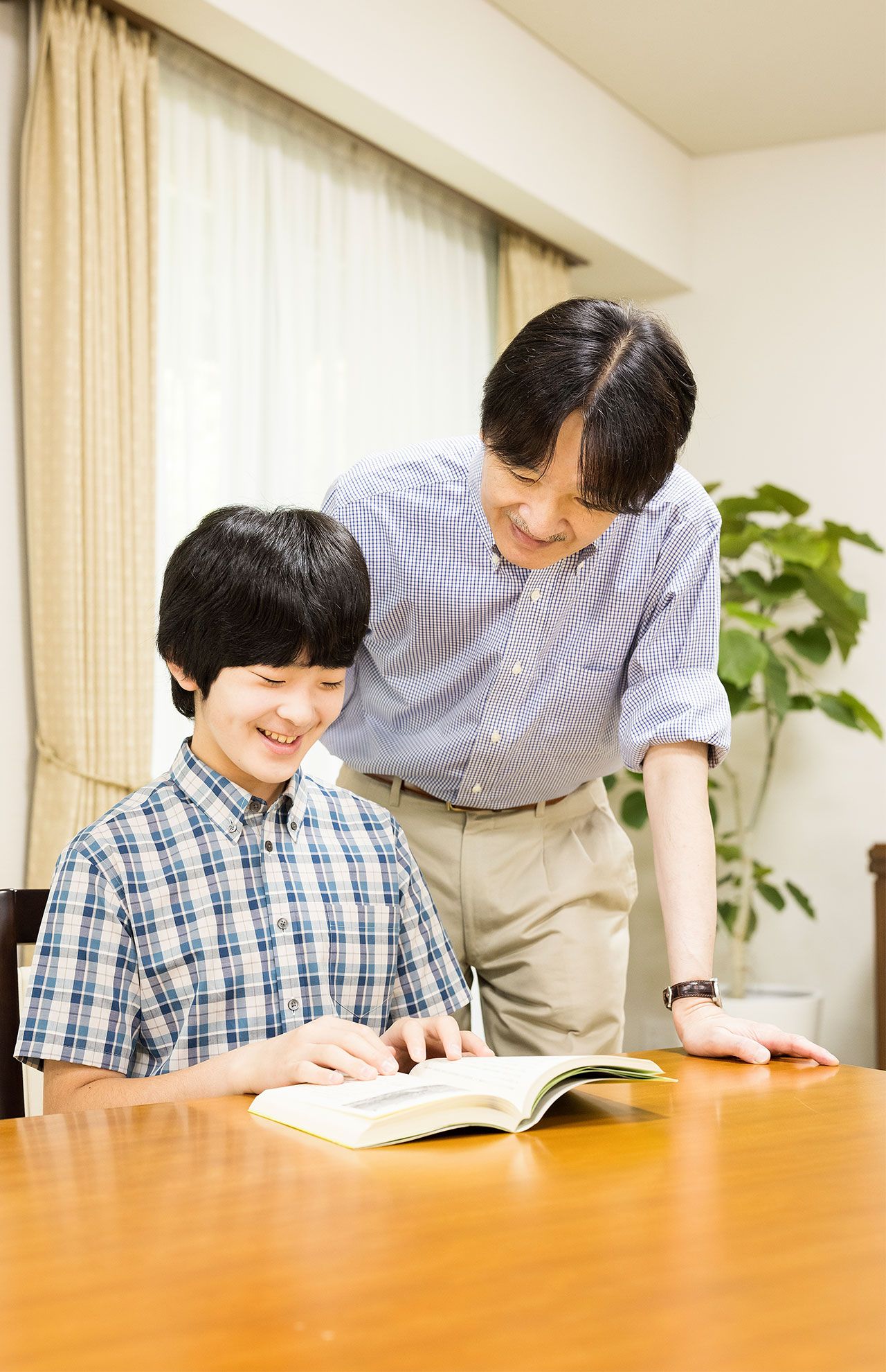 9月6日、悠仁さまが15歳のお誕生日を迎えられた際の宮内庁提供写真。中学3年生の悠仁さまがお父さまの秋篠宮さまと談笑されて