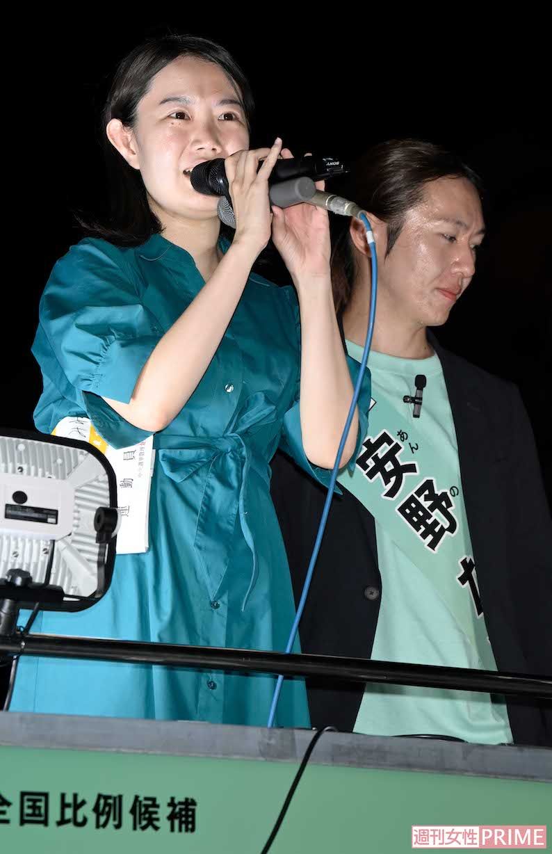 2025年7月、参院選での『チームみらい』安野貴博党首と妻・黒岩里奈氏