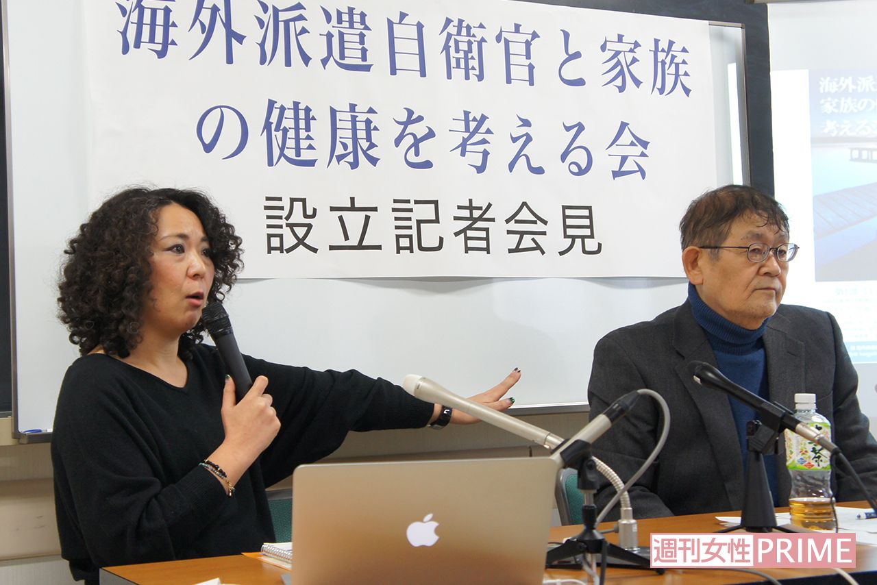 設立会見する高遠菜穂子氏（左）と蟻塚亮二医師＝3日、都内で