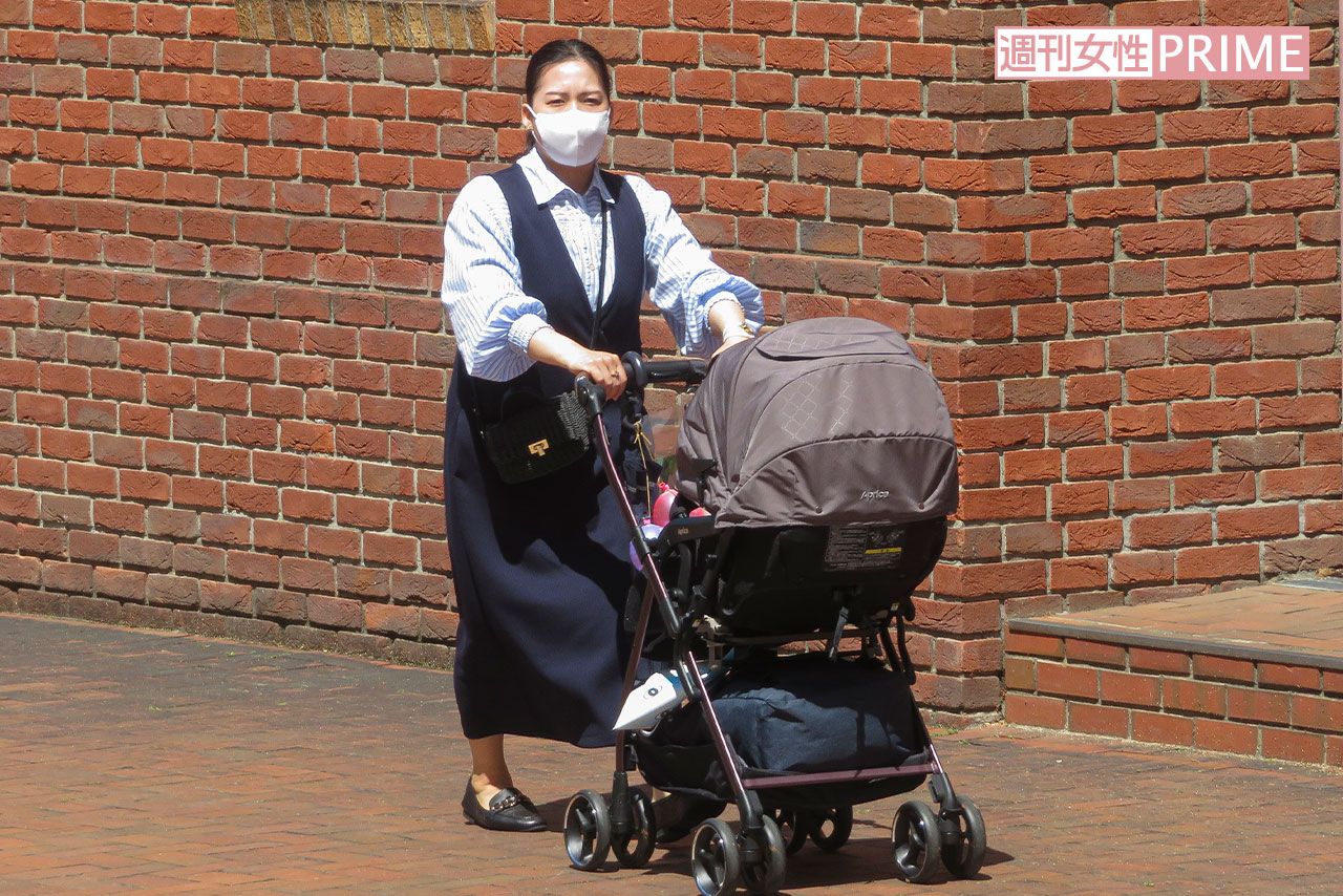 『オール学習院の集い』で日本のベビー用品メーカー『アップリカ』のベビーカーを押す守谷絢子さん。昨年9月に次男が誕生したばかり