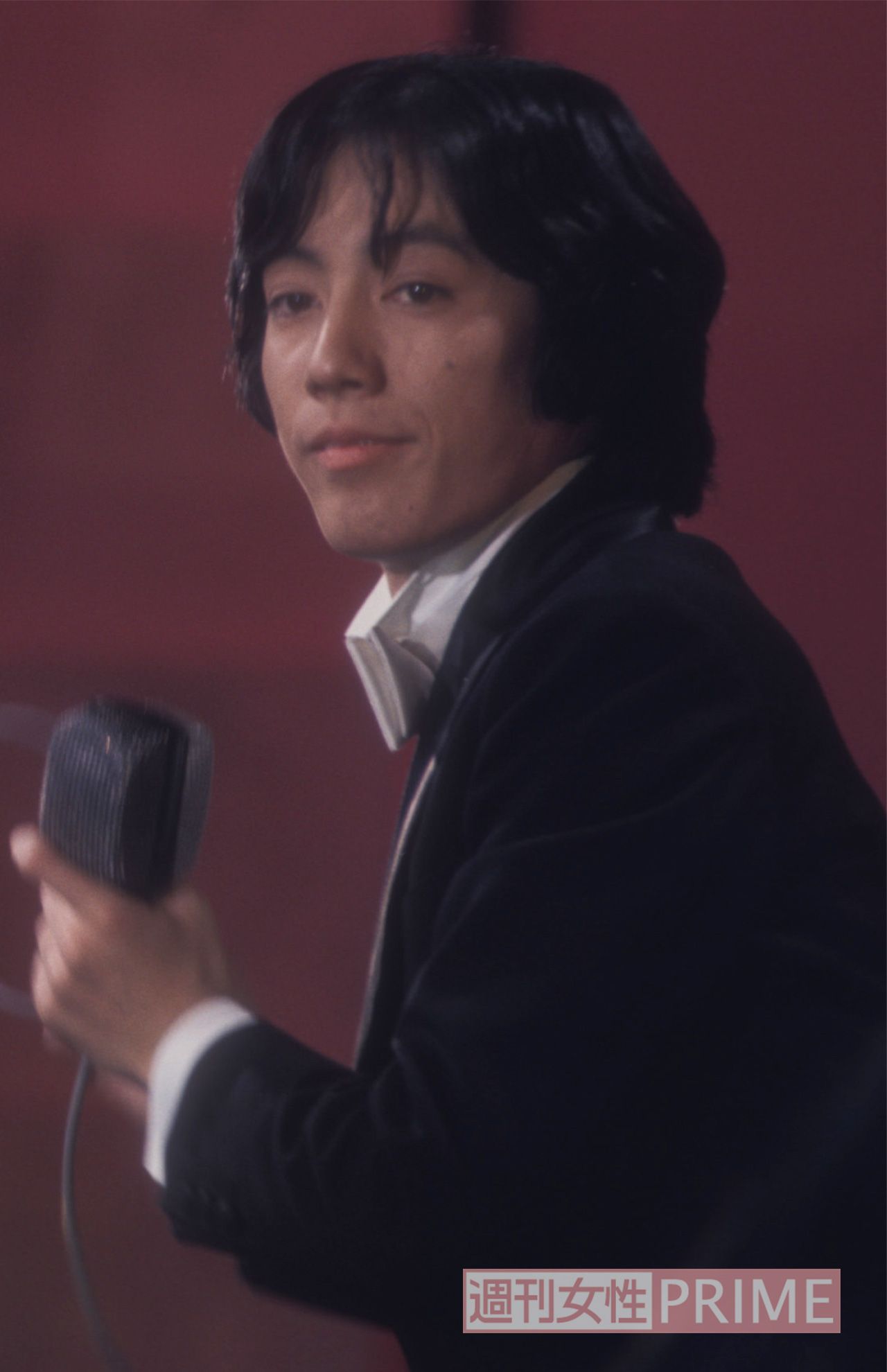 若かりしころのジュリーと志村さんは長髪にタレ目という風貌で、当時「似ている」と巷では言われていた。それを生かした