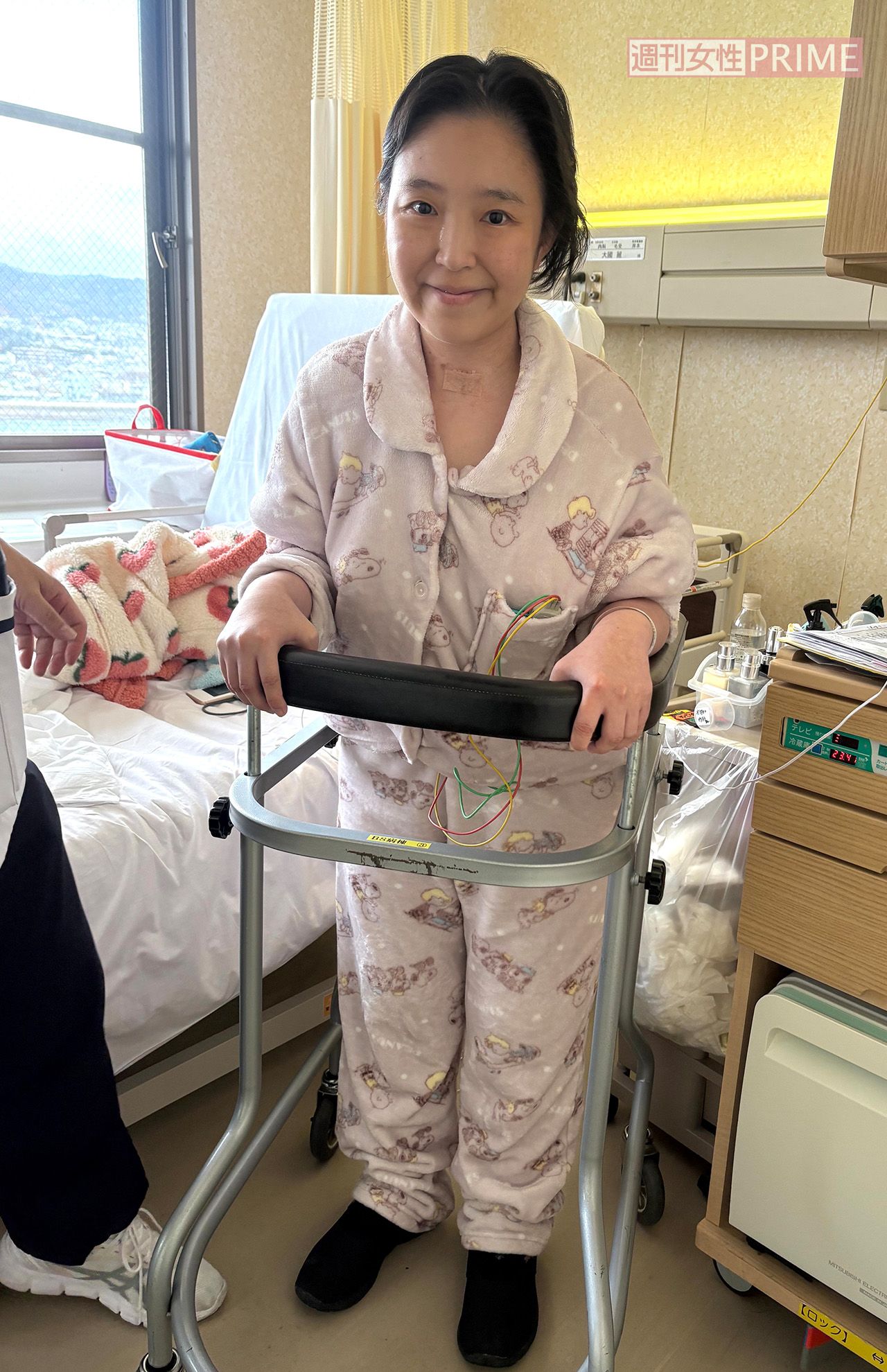 歩行器を使ってリハビリを始めたころ。「初めは自分で座ることもできない状態。本人は見た目の変化もショックだったみたいです」（爛々・萌々さん）　写真／本人提供
