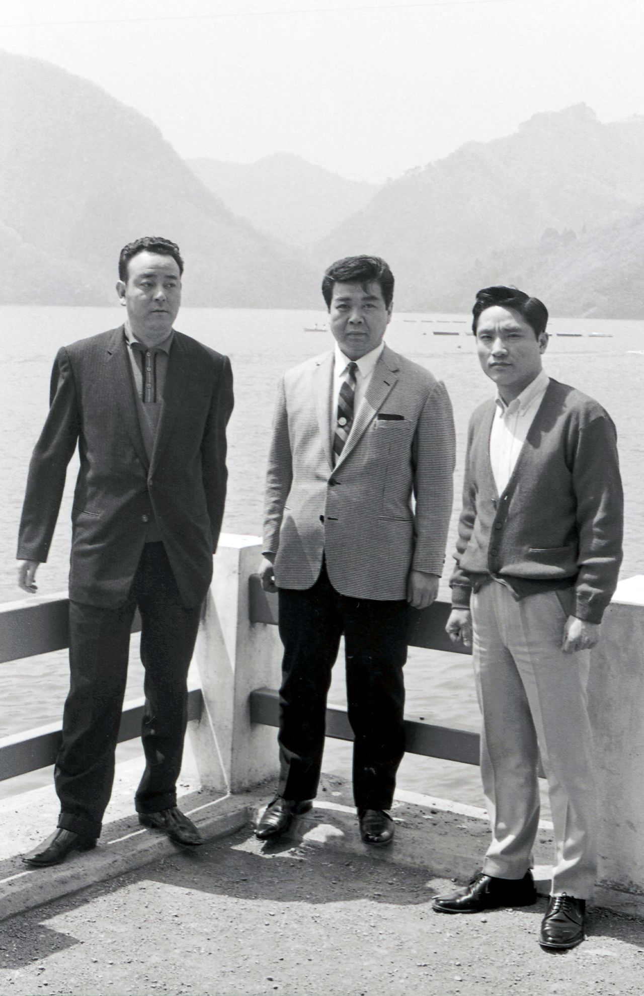 三波伸介（中央）
