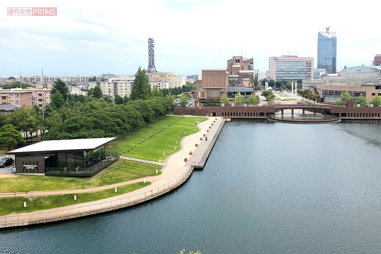 「世界一美しいスタバ」に選出されたこともあるスターバックスコーヒー富山環水公園店　撮影／編集部