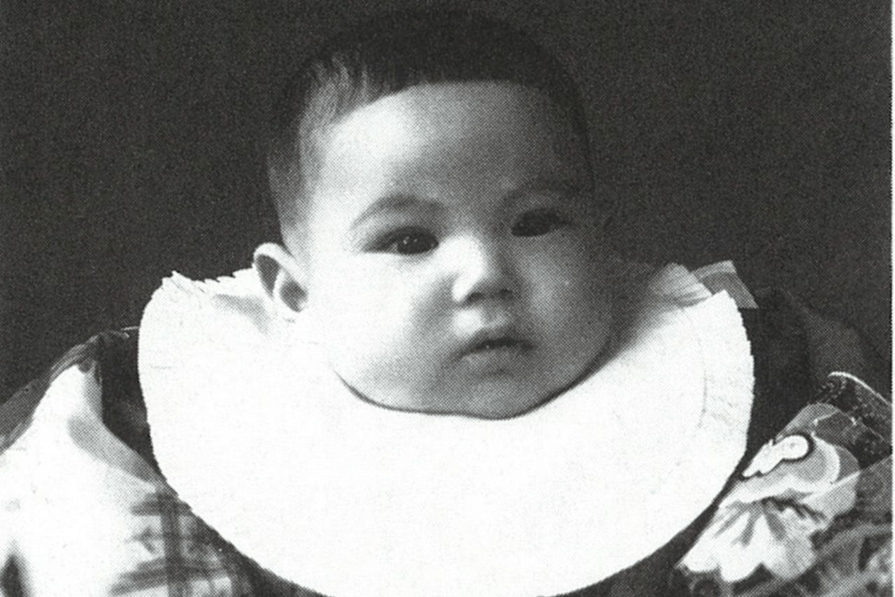 東京都港区で4人きょうだいの末っ子として生まれる