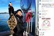 山本由伸の趣味は釣りで、ヒラメを釣り上げて満面の笑み(山本由伸のインスタグラムより)