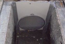 給食センターでは事件後、排水溝に目の細かい複数の網（丸い部分など）を設置した（給食センター提供）