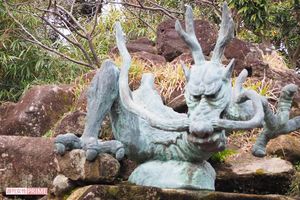 龍宮には、祭神の龍宮大神を表現したモニュメントが。「こんなに大きな龍神様は珍しいです」　神奈川県・江島神社