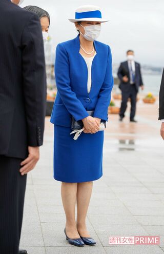 海の色に合わせたブルー、襟とフロントのカットが波を表現。「その場にふさわしい装いをされていて細やかな気づかいを感じます」（日置さん） 第41回全国豊かな海づくり大会（11月13日）