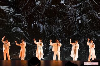 26年の集大成となるステージ『LIVE TOUR V6 groove』にて、白の衣装でステージに立つ6人