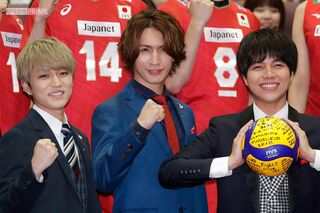 『ジャニーズWEST』の藤井流星（中央）