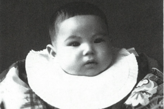 東京都港区で4人きょうだいの末っ子として生まれる