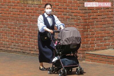 『オール学習院の集い』で日本のベビー用品メーカー『アップリカ』のベビーカーを押す守谷絢子さん。昨年9月に次男が誕生したばかり