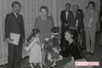 '88年7月、映画の試写会での一幕。信子さまにすがりつく娘ふたりの姿に笑顔の寬仁さま