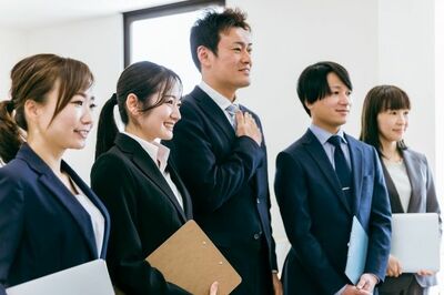 あなたも騙されている!?「駅前で若い女性に声をかけられ…」“新人研修”を装って大金を巻き上げる「名刺交…
