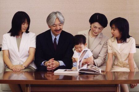 紀子さまは絵本にご関心をお持ちで、3人のお子さまたちが幼いころには東京子ども図書館に一緒に出かけられたことも（2007年9月）（写真提供／宮内庁）