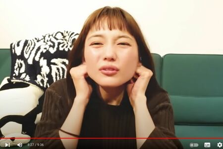 YouTubeでリンパマッサージの仕方を紹介する川口春奈