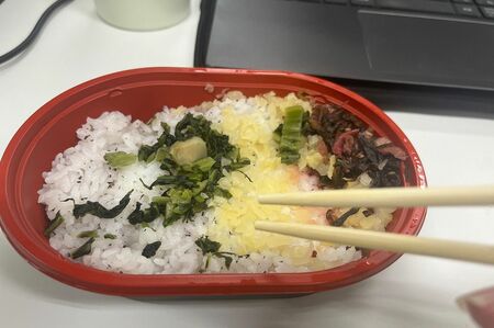 従来の茶弁当と比べると女子力の高さを感じるカラーリング