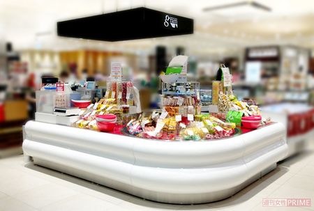 現在のGramの売り場。棚置きのお菓子の脇に、小さな回転台が