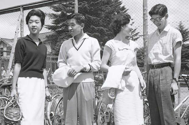 結婚から5か月後、軽井沢で両陛下と一緒の貴子さん（左）。右は島津久永さん（'60年8月）