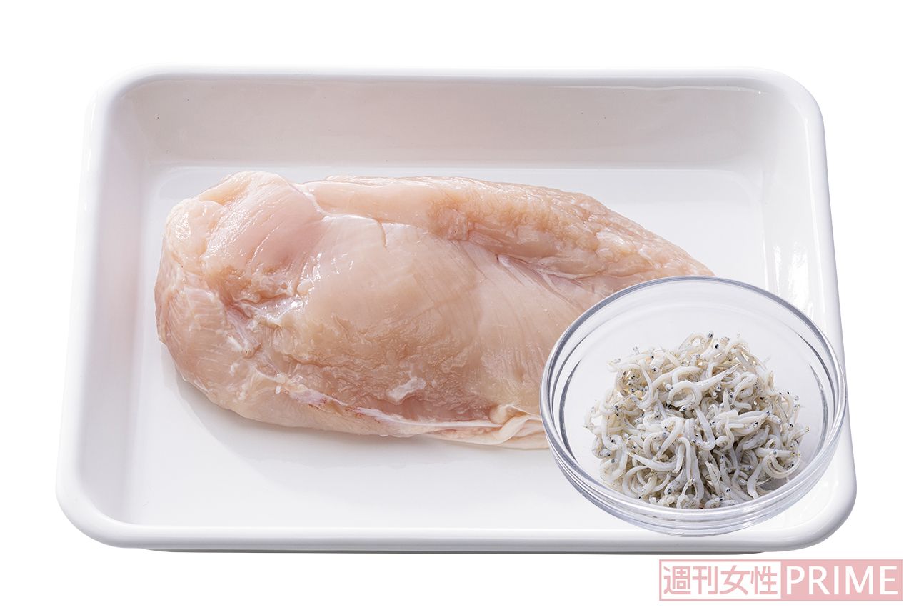 タンパク質&コラーゲンが豊富な鶏むね肉としらす（撮影／廣瀬靖士）