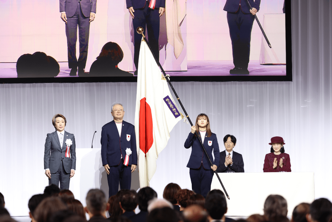 ミラノ・コルティナ冬季五輪のTEAM JAPANの結団式に出席した秋篠宮ご夫妻と、団旗を持つ坂本花織旗手代行（2026年1月18日）