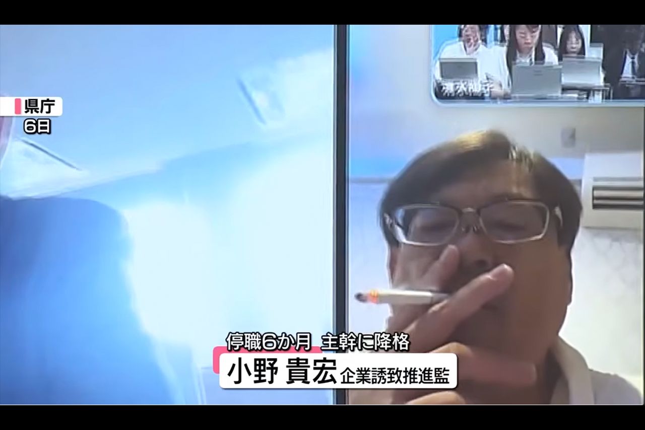 喫煙バスローブ姿の小野貴宏企業誘致推進監（ABS秋田放送公式YouTubeより）